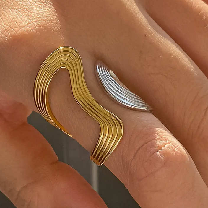 Kate Wavy Abstract Ring